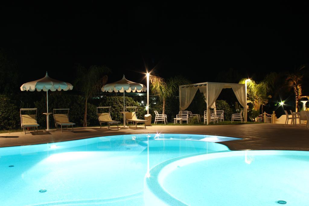 Blu Tropical Resort Дзамброне Екстериор снимка