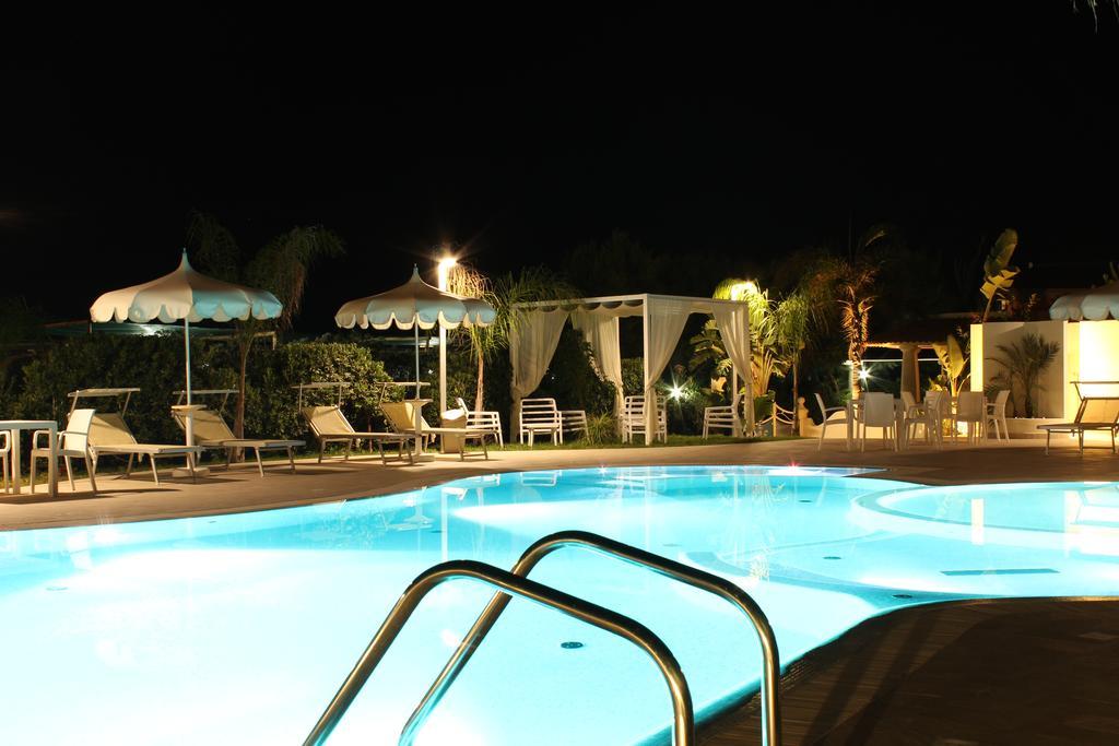 Blu Tropical Resort Дзамброне Екстериор снимка