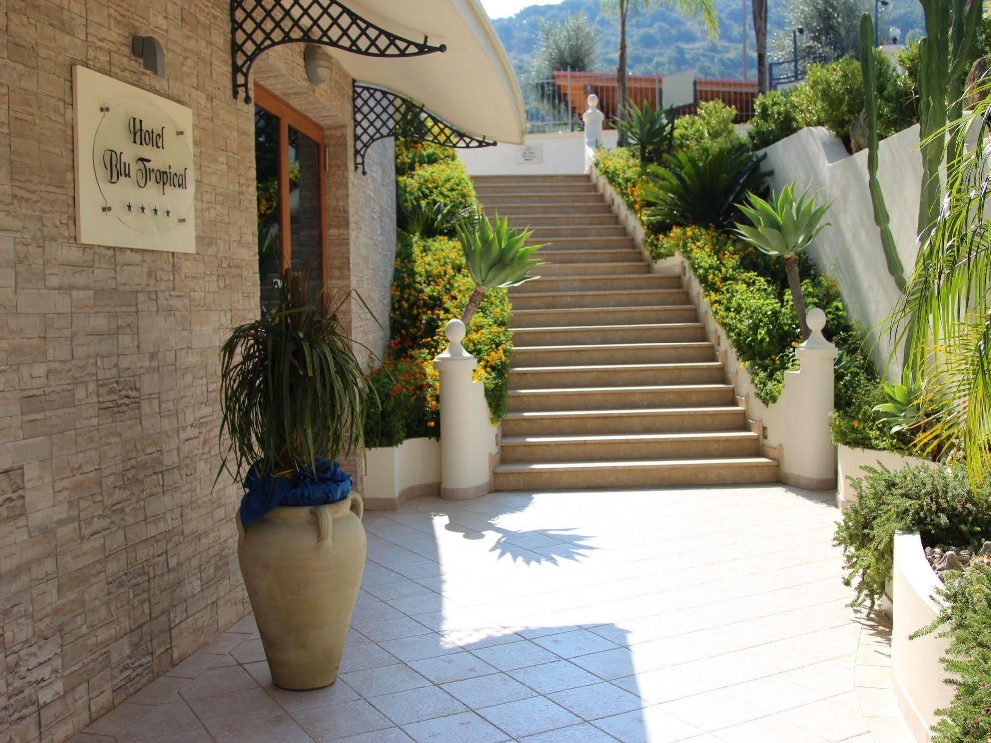 Blu Tropical Resort Дзамброне Екстериор снимка