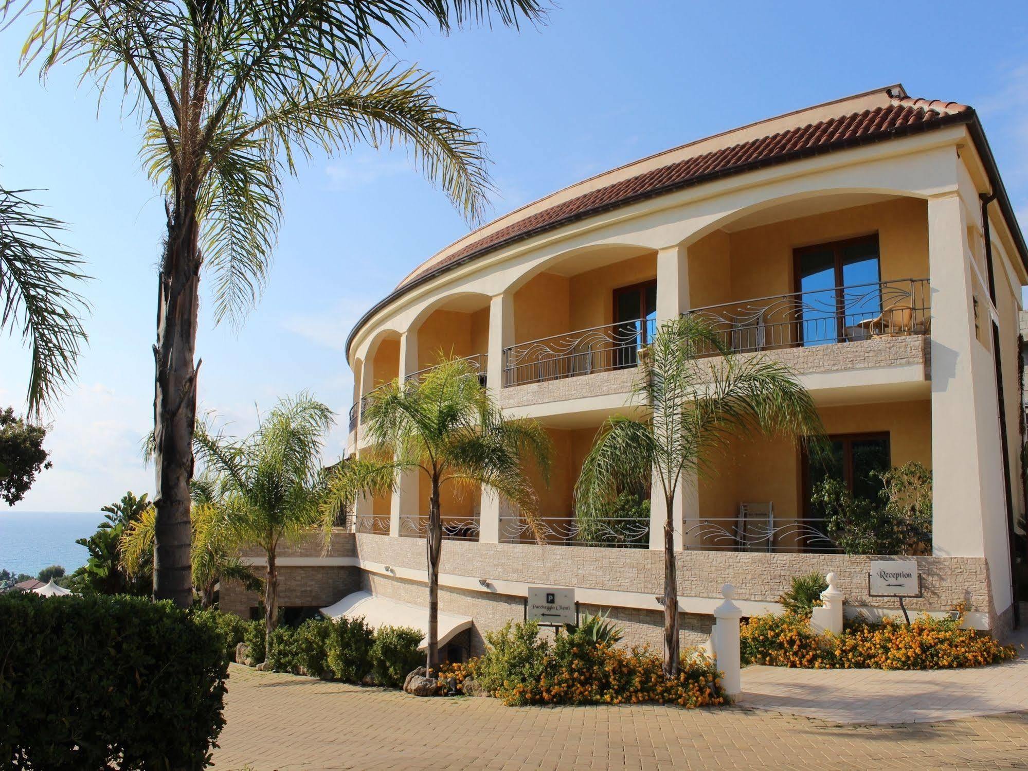 Blu Tropical Resort Дзамброне Екстериор снимка