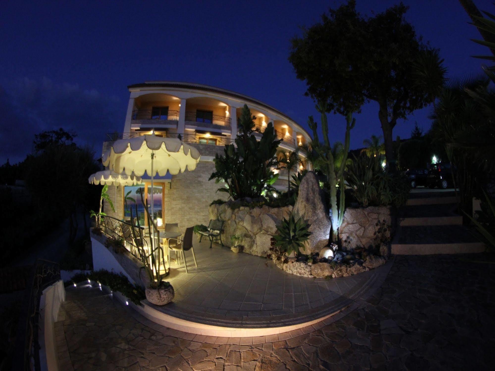 Blu Tropical Resort Дзамброне Екстериор снимка
