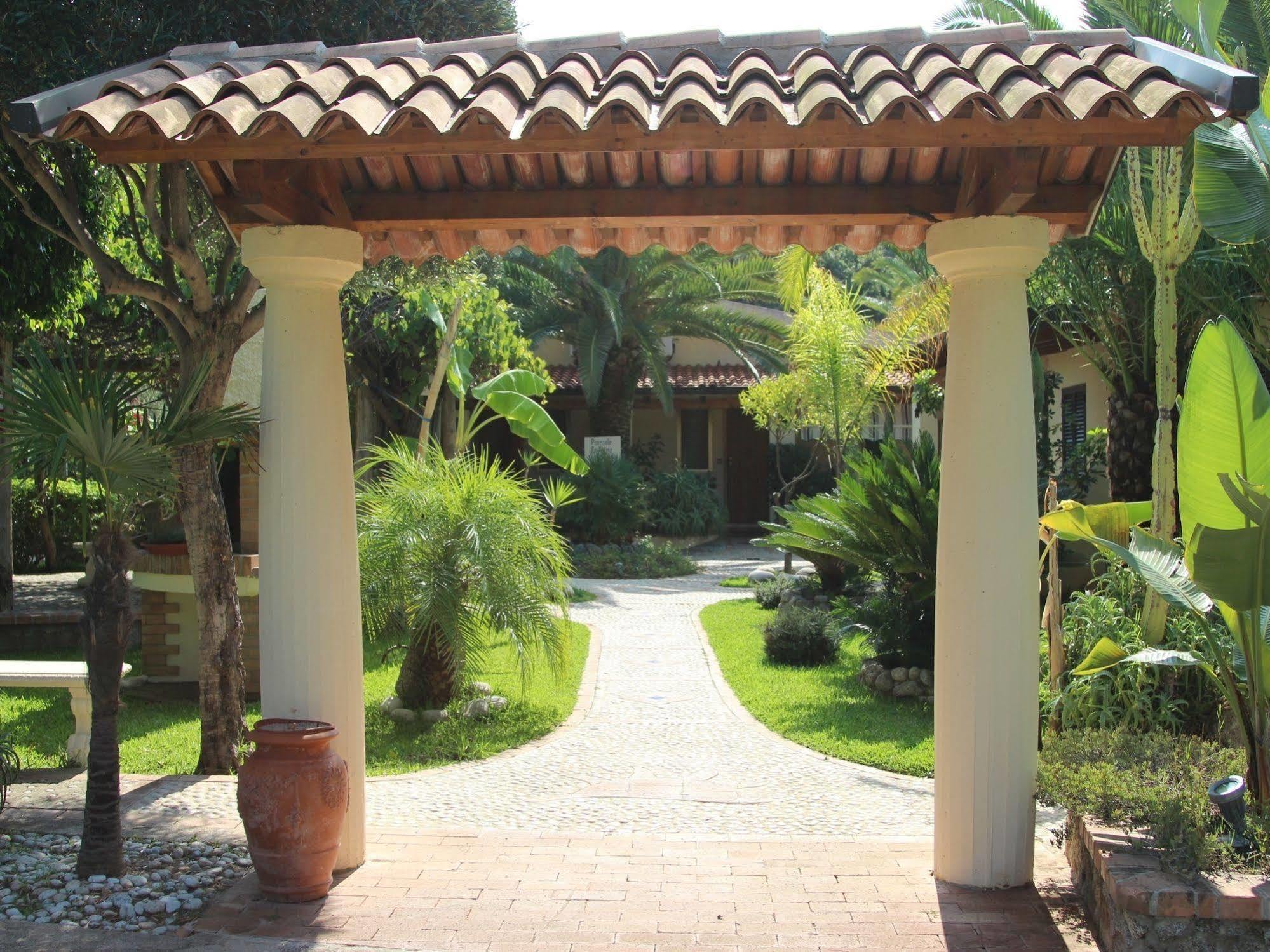 Blu Tropical Resort Дзамброне Екстериор снимка