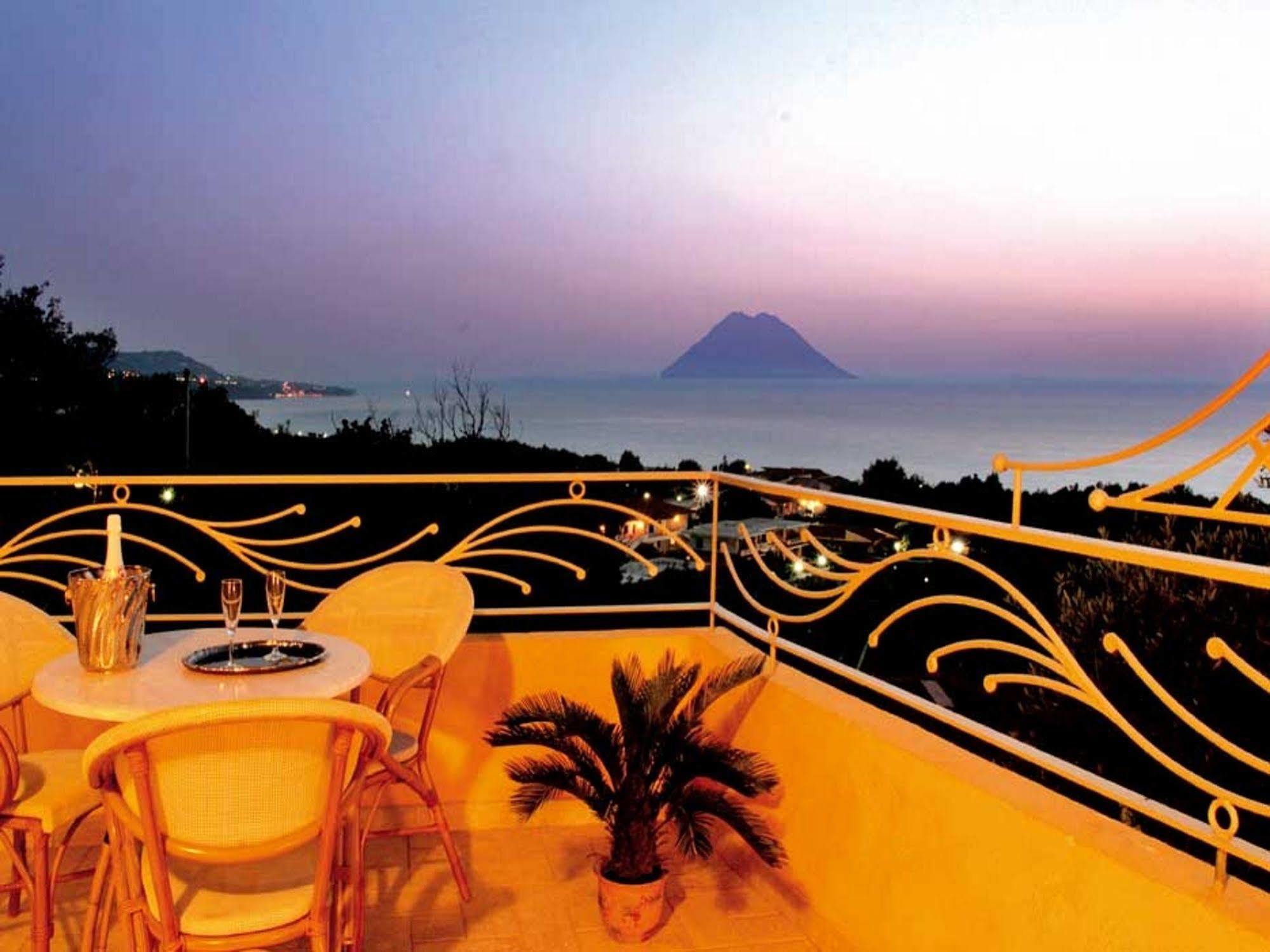Blu Tropical Resort Дзамброне Екстериор снимка